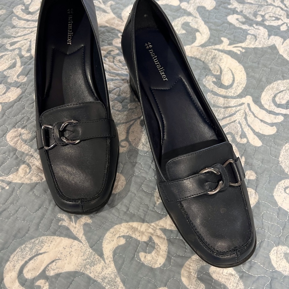 Naturalized Navy pumps